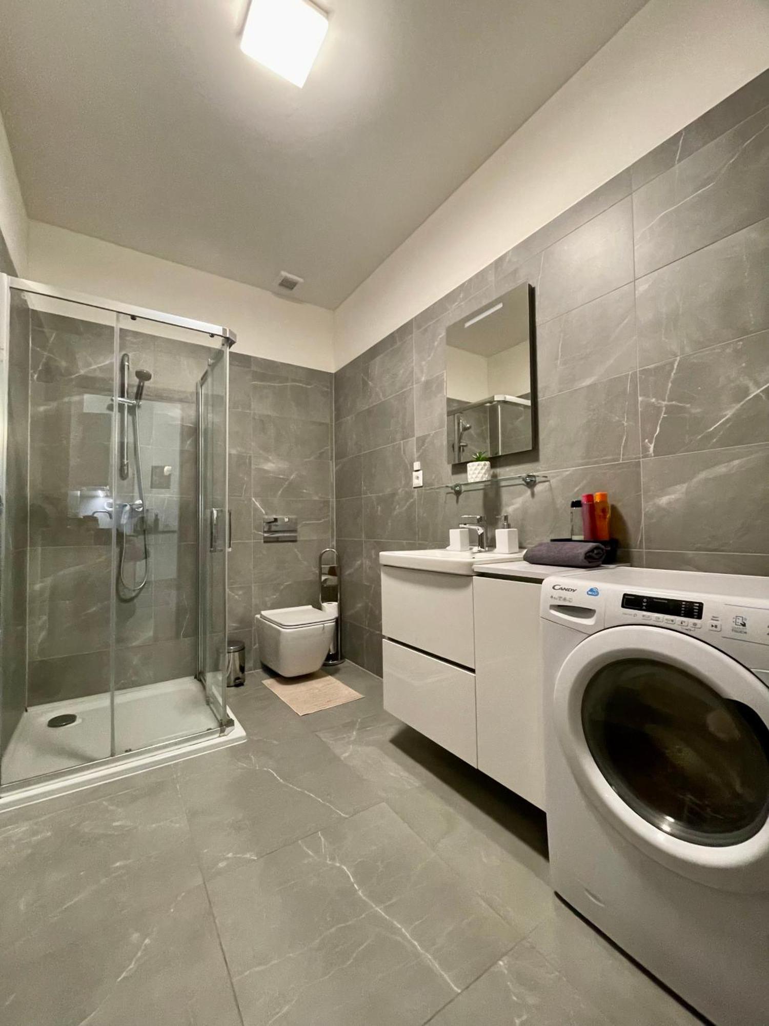 New, Beautiful Apt With Parking In Best Location! Bratysława Zewnętrze zdjęcie