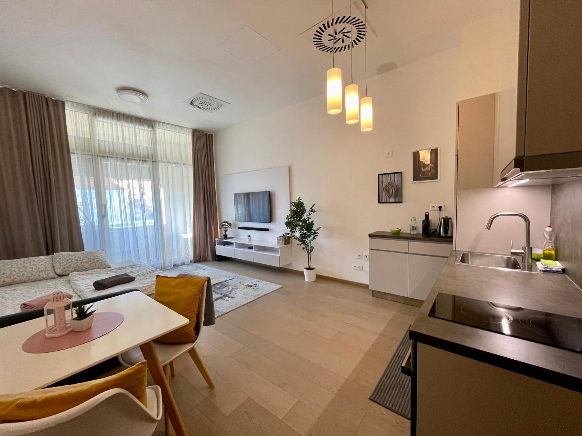 New, Beautiful Apt With Parking In Best Location! Bratysława Zewnętrze zdjęcie